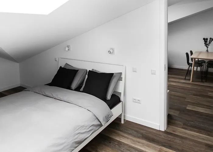 Deluxe By Hostlovers